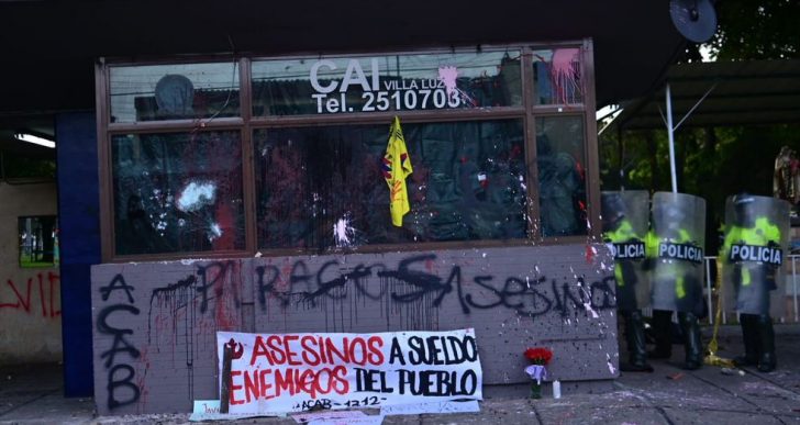  - Policía golpea hasta tumbarle los dientes a profesor