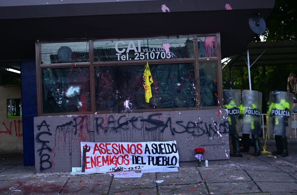 Policía golpea hasta tumbarle los dientes a profesor