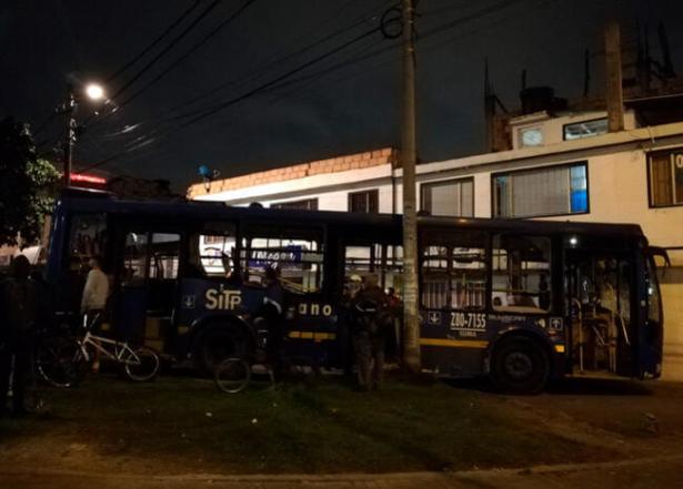 Vándalos se roban bus y matan a una señora en Bogotá
