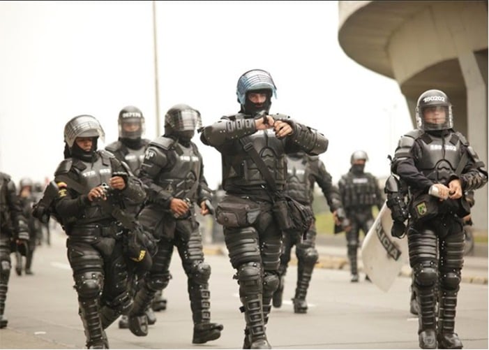 Estudiante de periodismo es retenida, desnudada y amenazada en estación de Policía