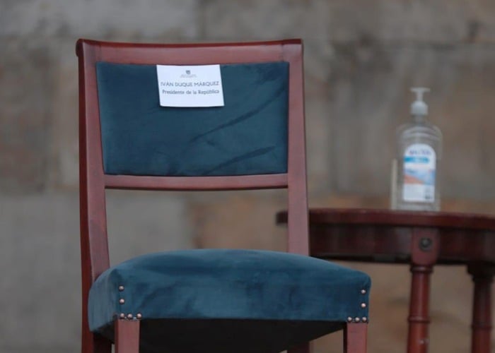 La silla vacía: crónica de la necropolítica y otros trinos del Ubérrimo