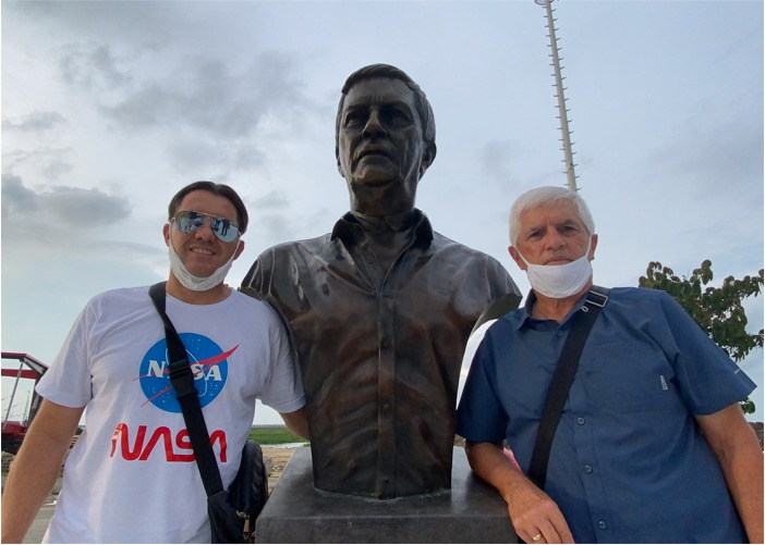 La emoción de Comesaña frente a su doble de bronce