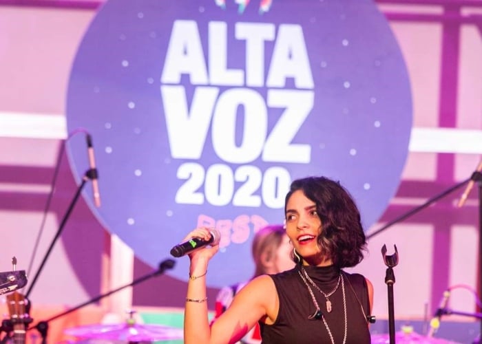 Se desmonta el escenario del Altavoz Fest el primer día de inauguración