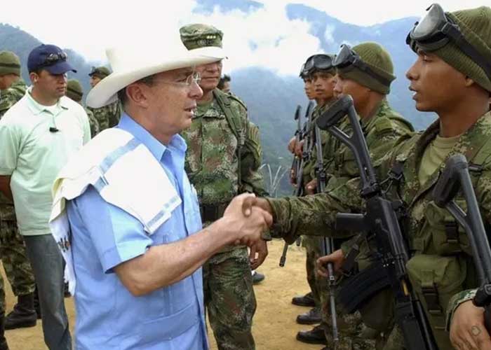 El uribismo produce soldados ansiosos, con ganas de matar