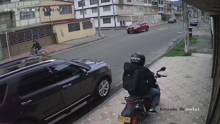  - VIDEO: En 30 segundos y a plena luz del día atracan a mujer en Bogotá