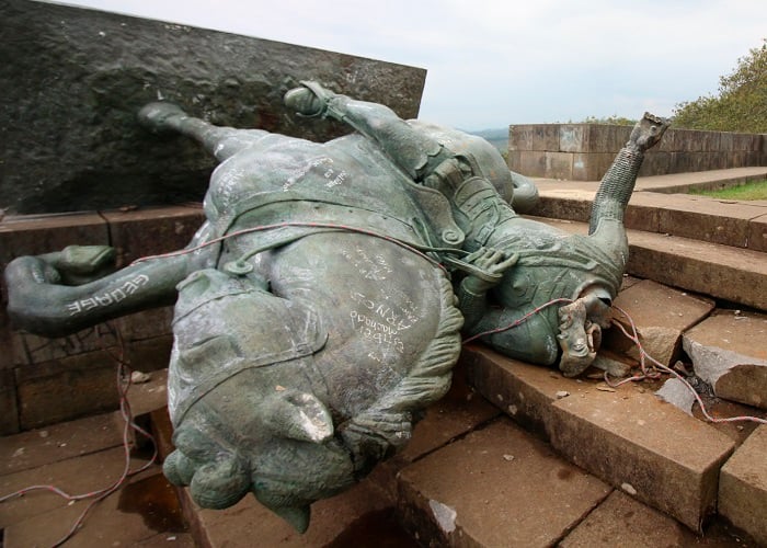 Cuando caen las estatuas: acciones públicas para hacer historia