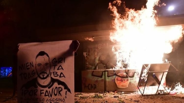 Y los vándalos salieron del clóset…