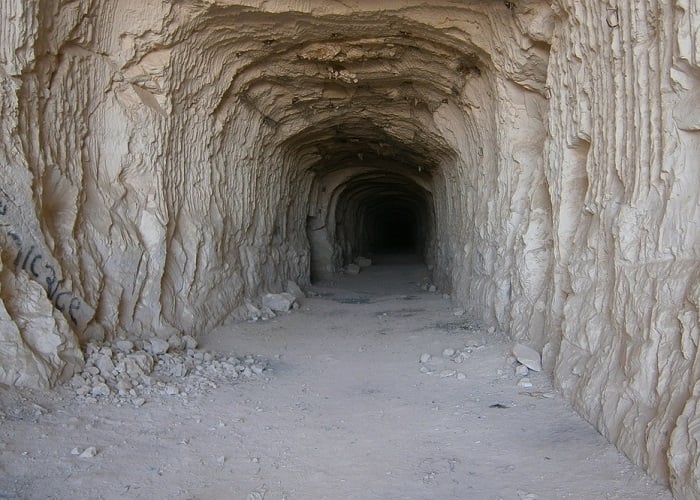 Demeritar la política para volver a la caverna