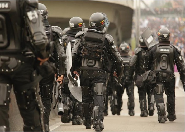 Mantenía a su familia vendiendo arepas y la policía lo dejó entre la vida y la muerte