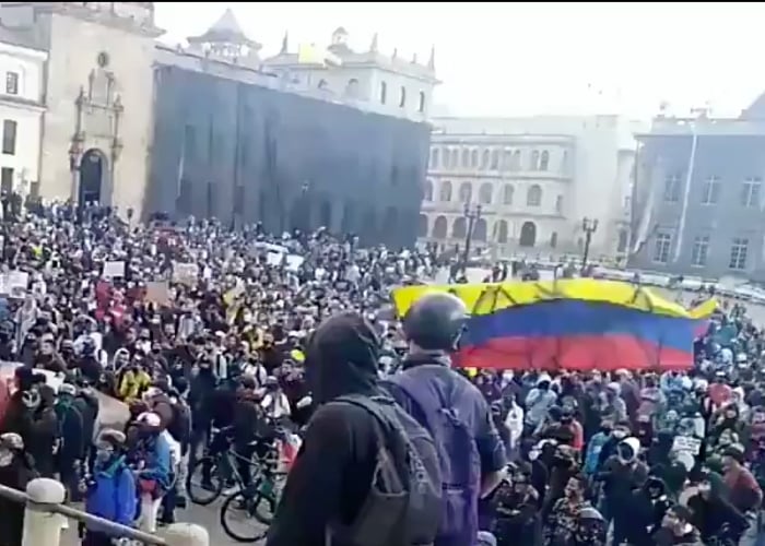 Plaza de Bolívar se llena contra la brutalidad policial