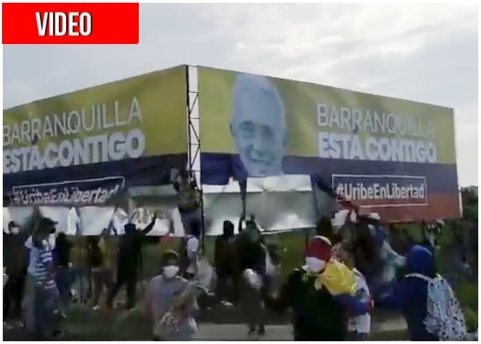Destruyen vallas de Uribe en Barranquilla