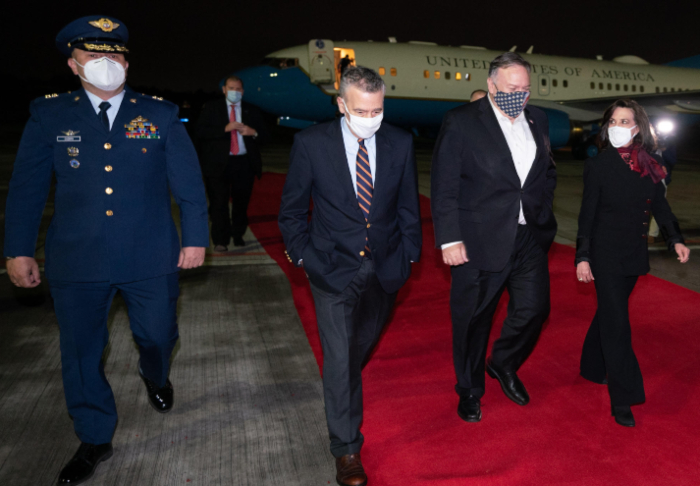 Aterrizo Pompeo, de tapabocas