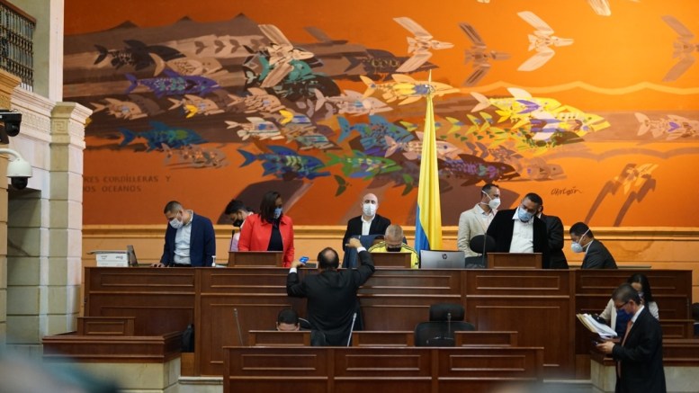 Como un gol de la selección celebró el Centro Democrático victoria de Holmes