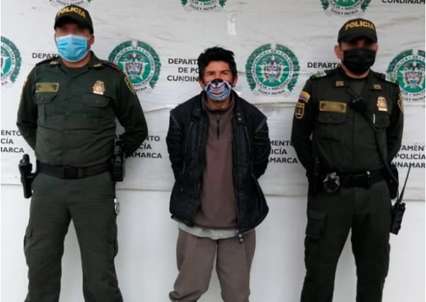 Monstruoso: les tomó fotos a sus hijos mientras los asfixiaba hasta matarlos