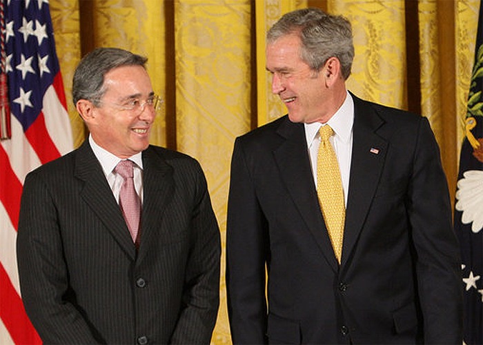 La pose servil de Uribe cuando está al lado de un presidente gringo