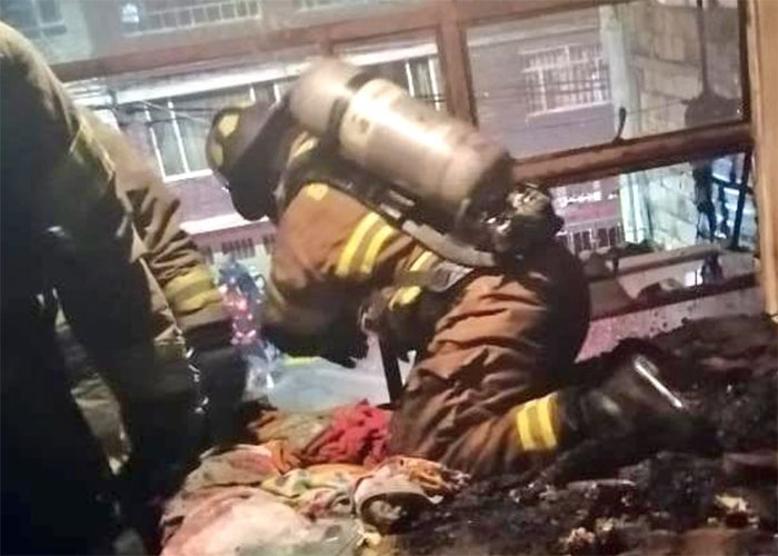 Mujer le prendió fuego a su cama al encontrar a esposo con amante