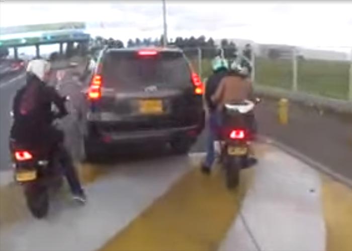 VIDEO: Conductor de Toyota intenta pasarle el carro por encima a motociclistas