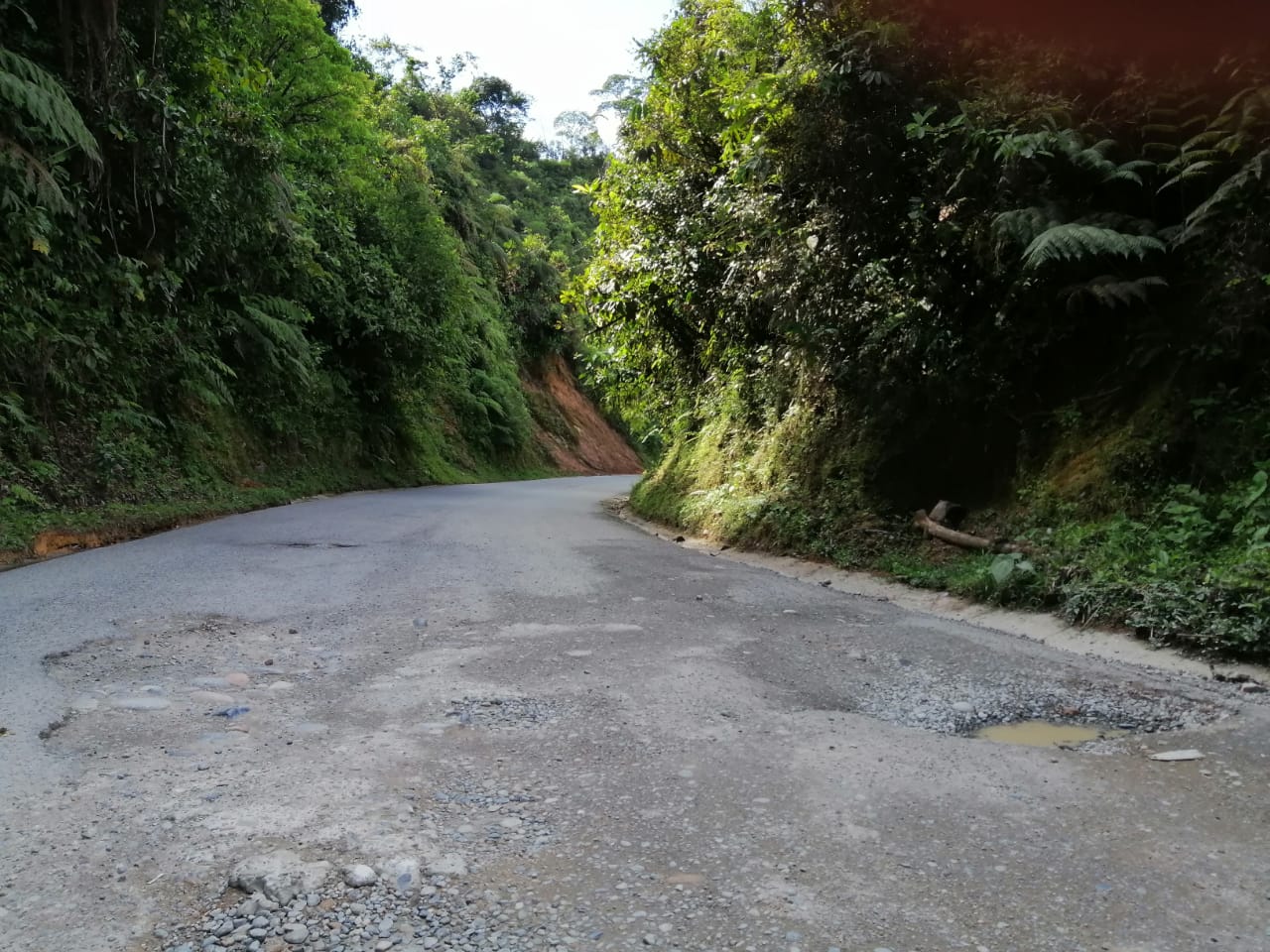  - La vía en el Putumayo que es devorada por la corrupción y la manigua