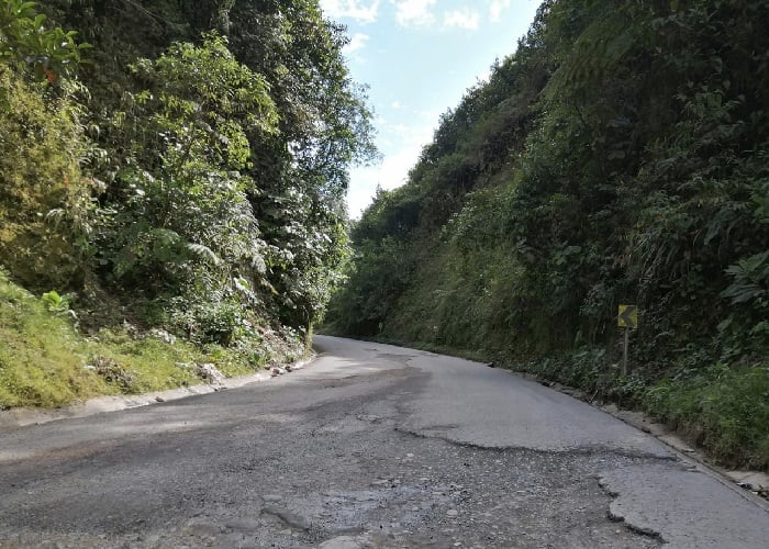 La vía en el Putumayo que es devorada por la corrupción y la manigua