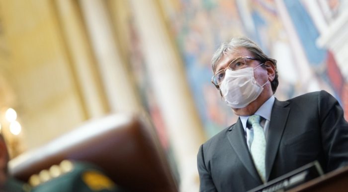  - La moción de censura terminó creciendo a Holmes