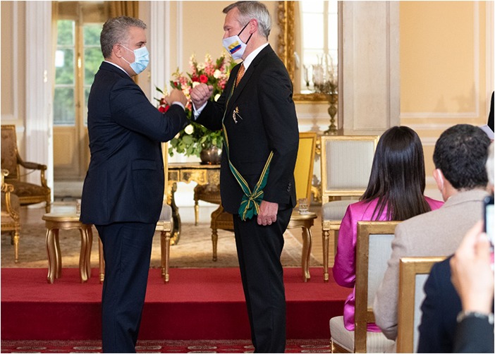 Los escogidos del embajador francés Gautier Mignot para acompañarlo a recibir la Cruz de San Carlos