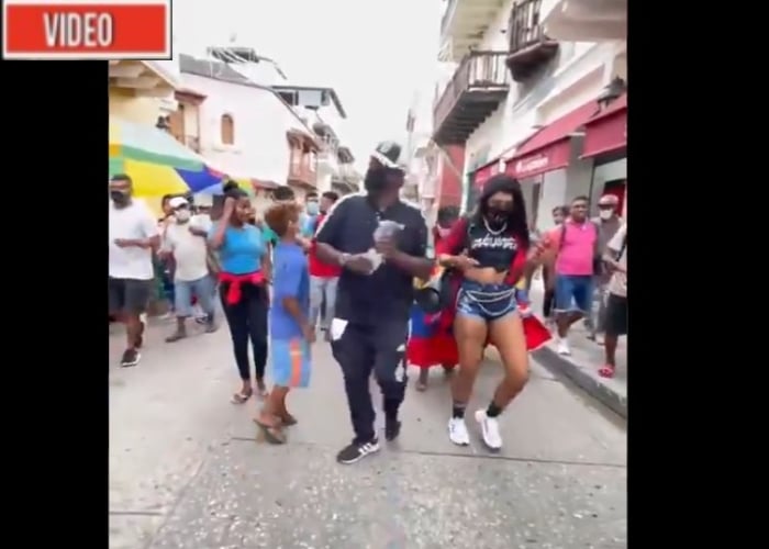 VIDEO: Gringo tira billetes en las calles de Cartagena y causa conmoción