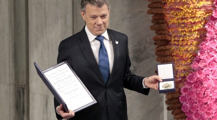  - Santos entre los seis premios Nobel cuestionados según el NYT