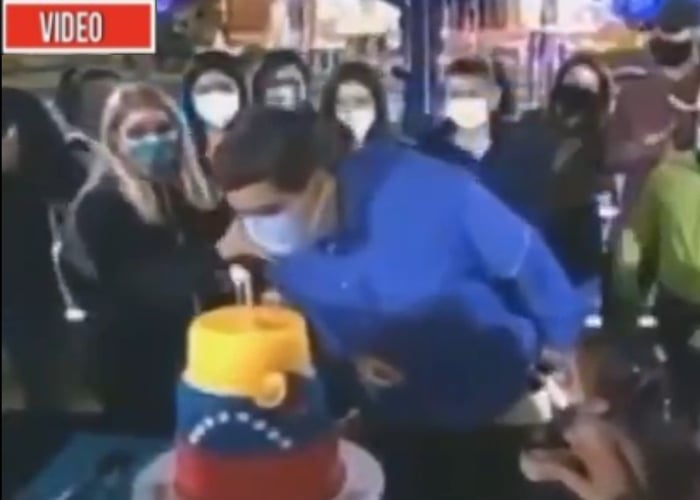 Apagar las velas con tapabocas: la ultima burrada de Maduro en su cumpleaños