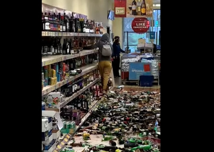 VIDEO: Mujer enloquece y rompe 500 botellas de trago en supermercado