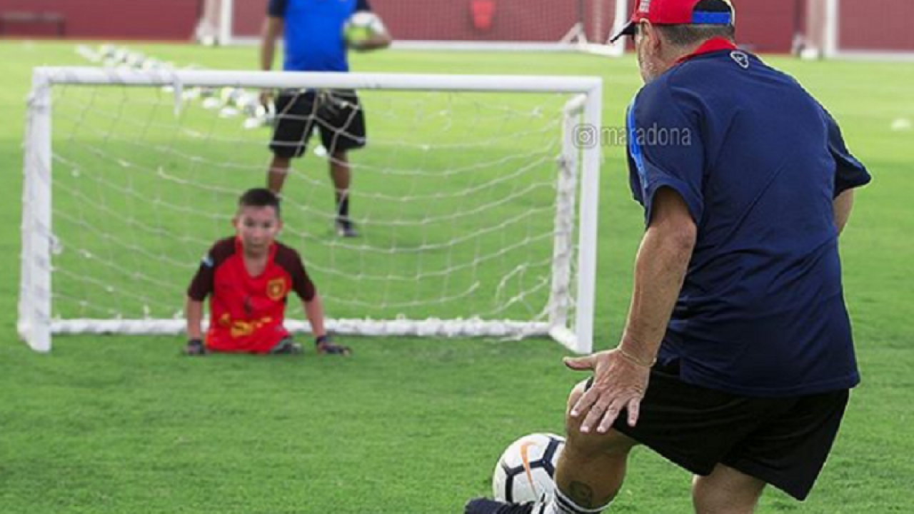 El día que Maradona le metió un gol a un niño sin piernas