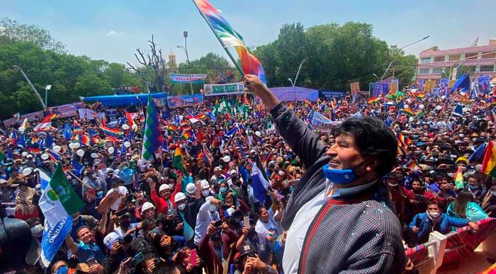 Foto: Facebook Evo Morales - Evo Morales se saca el clavo y regresa a Bolivia aplaudido por multitudes