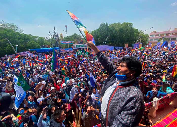 Evo Morales se saca el clavo y regresa a Bolivia aplaudido por multitudes