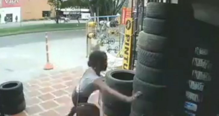  - En Cali mujer se cansó de que la piropearan y rocía gas a un hombre en la cara