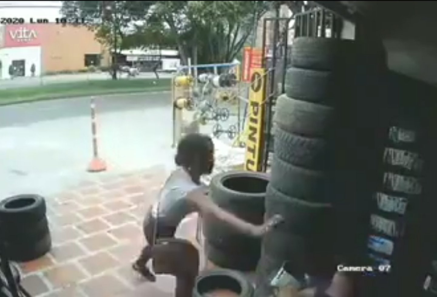 En Cali mujer se cansó de que la piropearan y rocía gas a un hombre en la cara