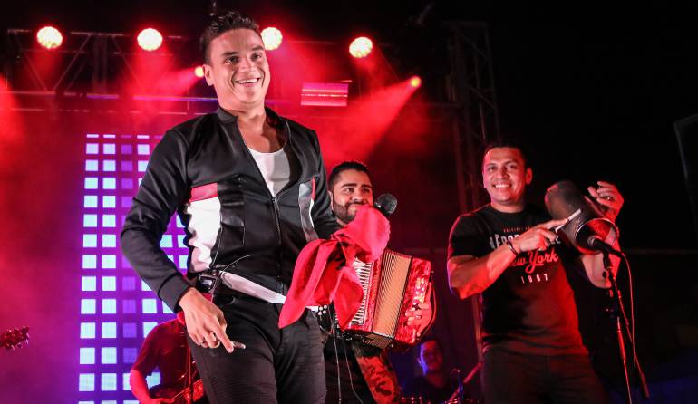 Silvestre lo vuelve a demostrar: ¡es el papá de los pollitos!. VIDEO