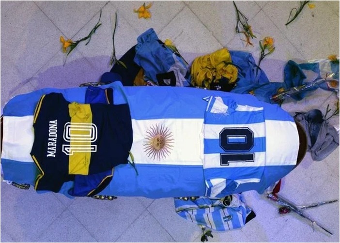 La extravagancia final de Maradona: ordenó ser embalsamado