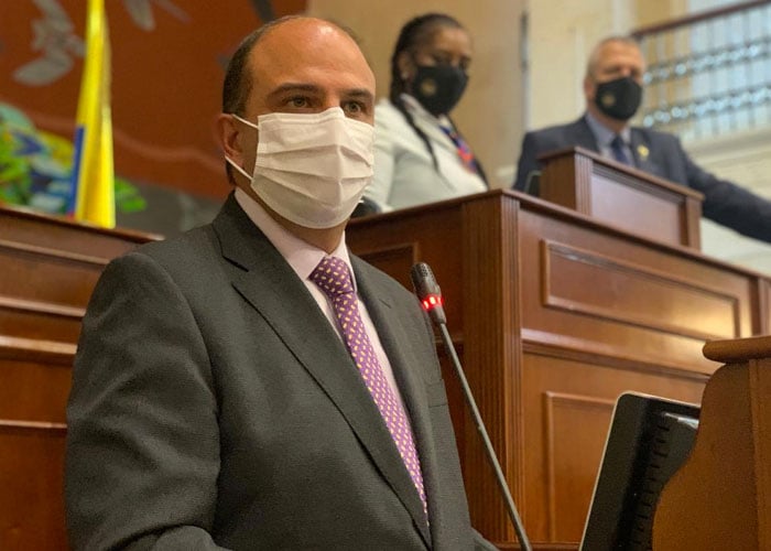 Empiezan los descaches del defensor Camargo con sus delegados