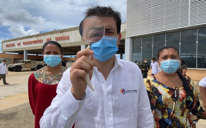 Una lupa con mango de fiera, el arma del Contralor