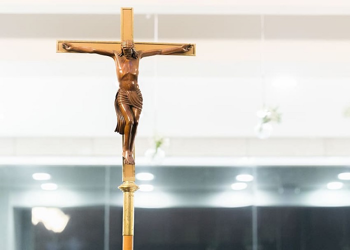 El Valle aceptó orden de retirar crucifijos y no hacer misas