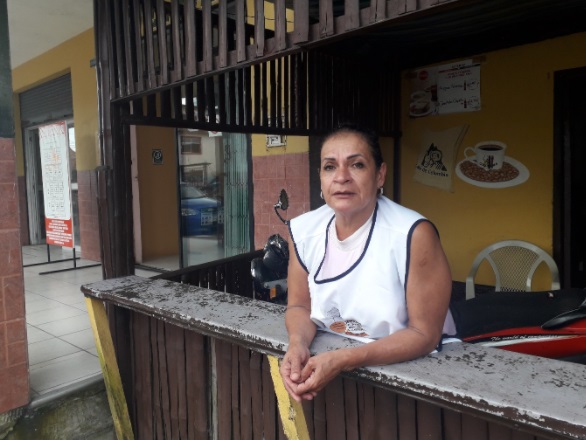 (1) Dora Pereira es una de las miles de colombianas que cruzó la frontera huyendo de la violencia durante el último cuarto de siglo. En Lago Agrio, atiende y administra un restaurante que tiene por nombre La Paisa.