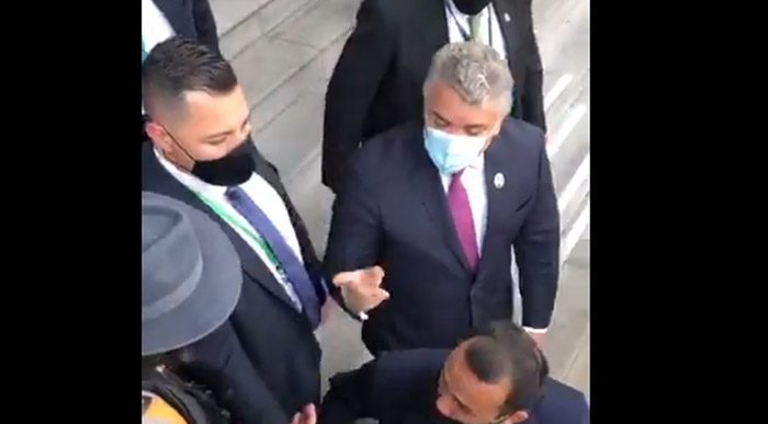  - [VIDEO] "Paramilitar, paramilitar", insultan a Duque en Bolivia