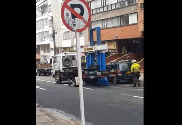 [VIDEO] El nuevo juguete de la Policía de Tránsito para inmovilizar carros en Bogotá