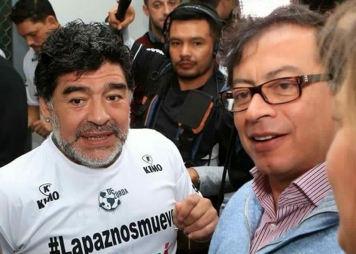 A Petro no le perdonan su amor por Maradona