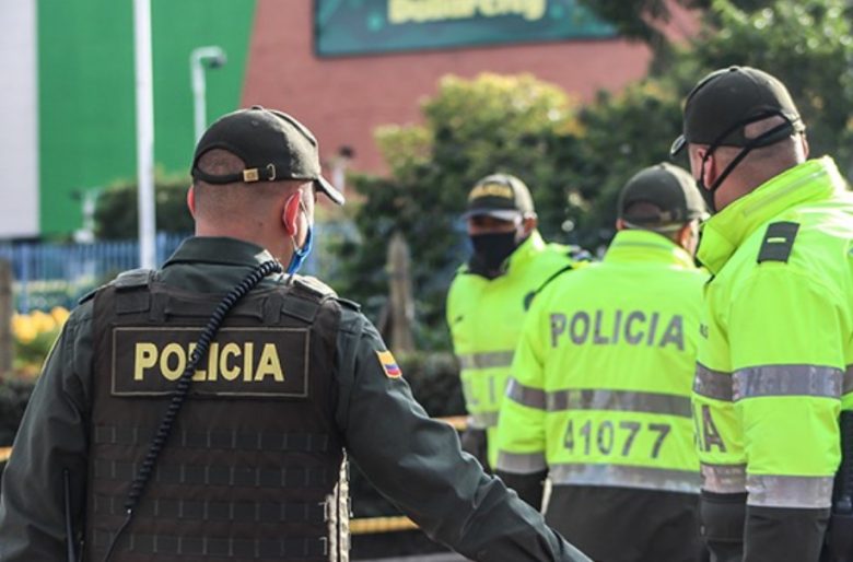 Seis policías amenazan con teaser a anciano en Bogota