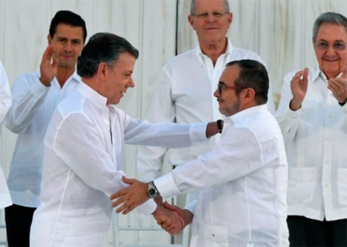 Santos se remanga para defender el acuerdo de paz que firmó