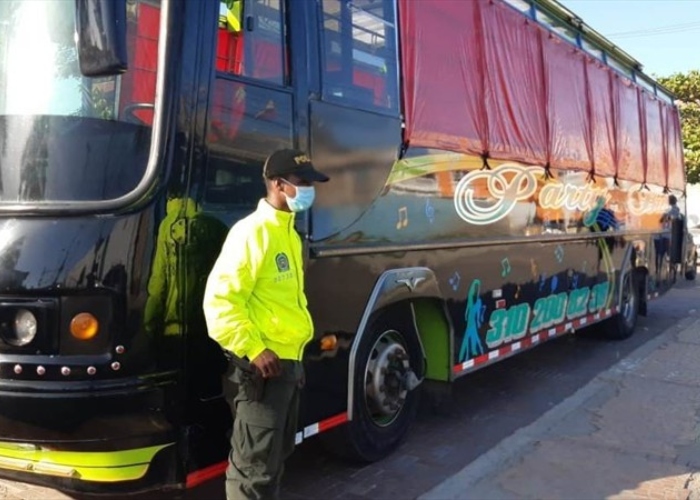 Bus robado en Bogotá aparece en Cartagena transformado en chiva rumbera