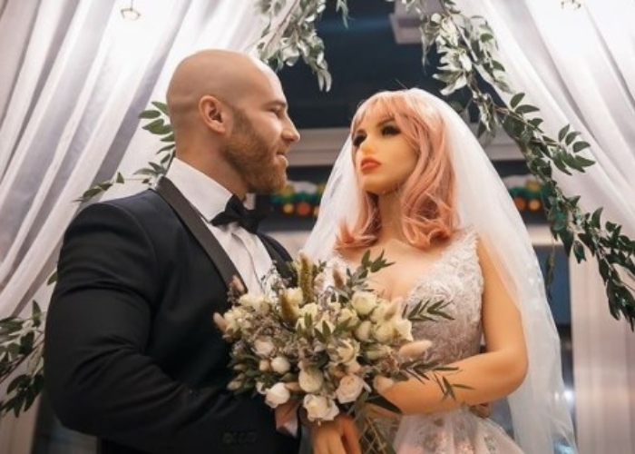 El sexy fisicoculturista ruso que encontró el amor en su muñeca de silicona