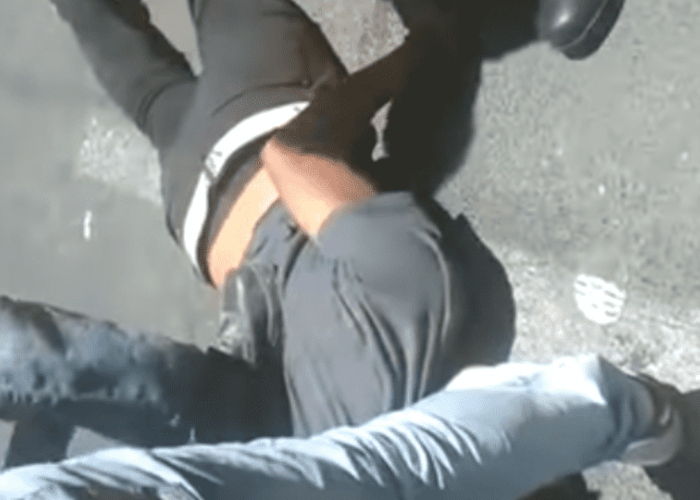 VIDEO: Presunto ladrón es golpeado y desnudado por turba enfurecida en Bogotá