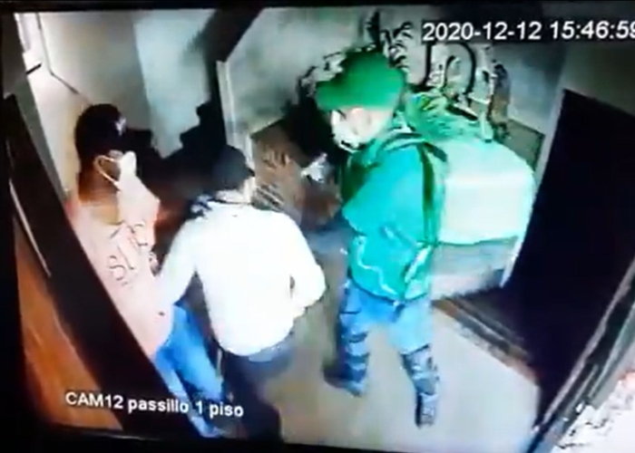 VIDEO: Ladrón simula ser domiciliario para emboscar edificio entero en Cali