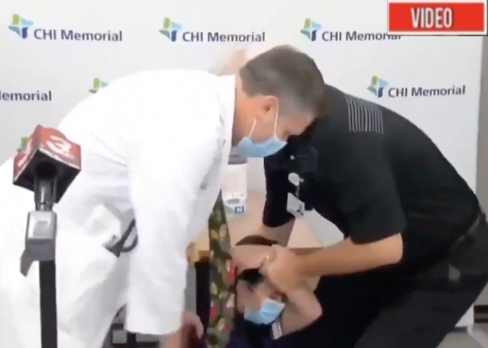 VIDEO: Enfermera se desmaya tras recibir vacuna Pfizer contra el COVID-19